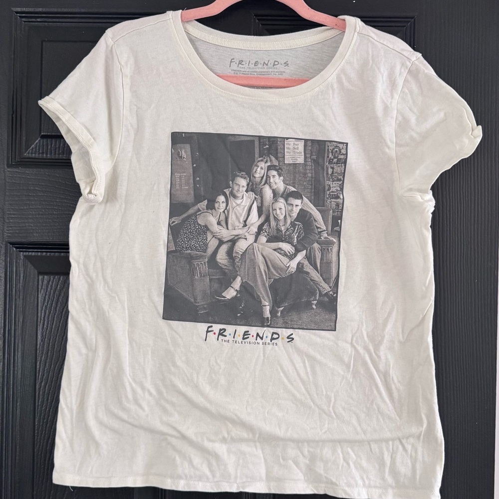 FRIENDS Tshirt in Size Medium